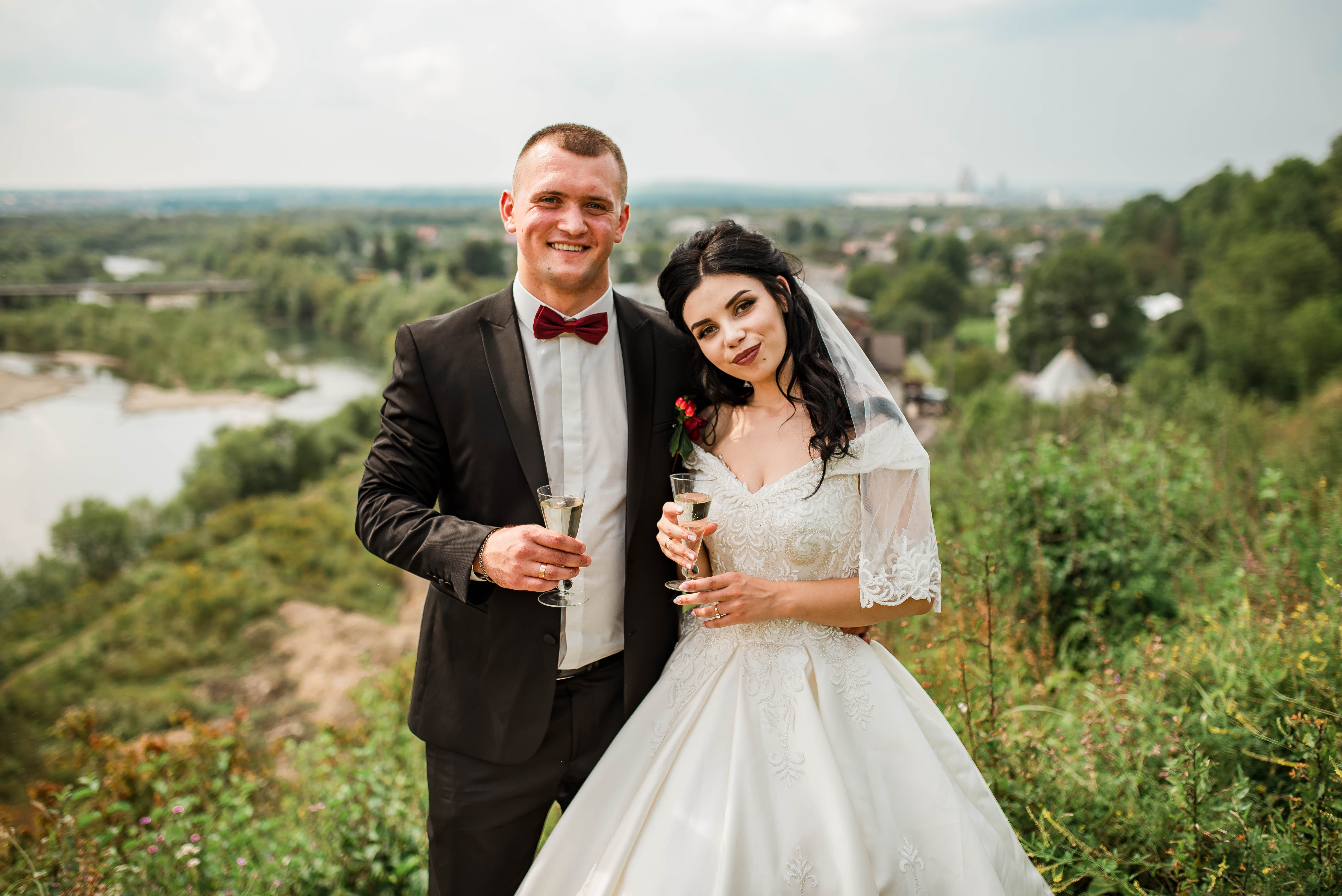 WEIL WIR GLÜCKLICHE MENSCHEN SIND