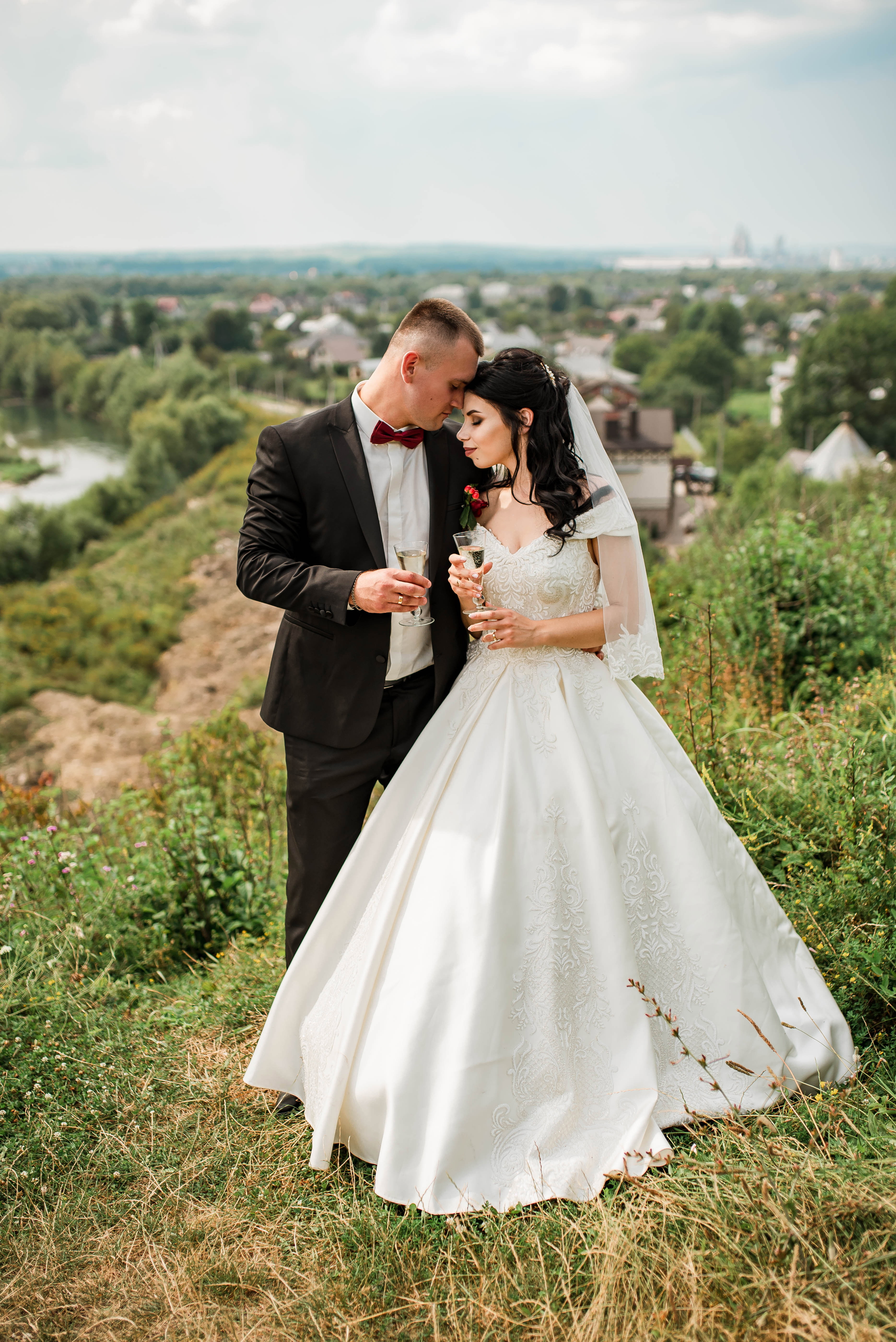 WEIL WIR GLÜCKLICHE MENSCHEN SIND