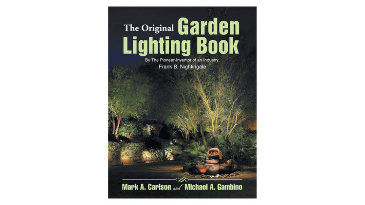 O livro original de iluminação de jardins / Frank B. Nightingale.  Imagem via Amazon