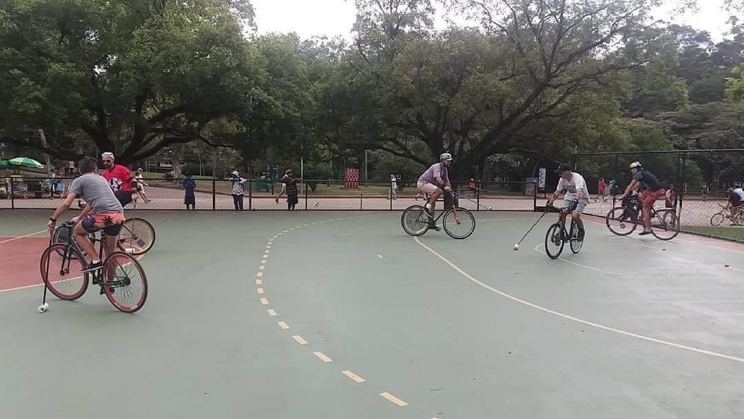 Pessoas jogando Bike Polo