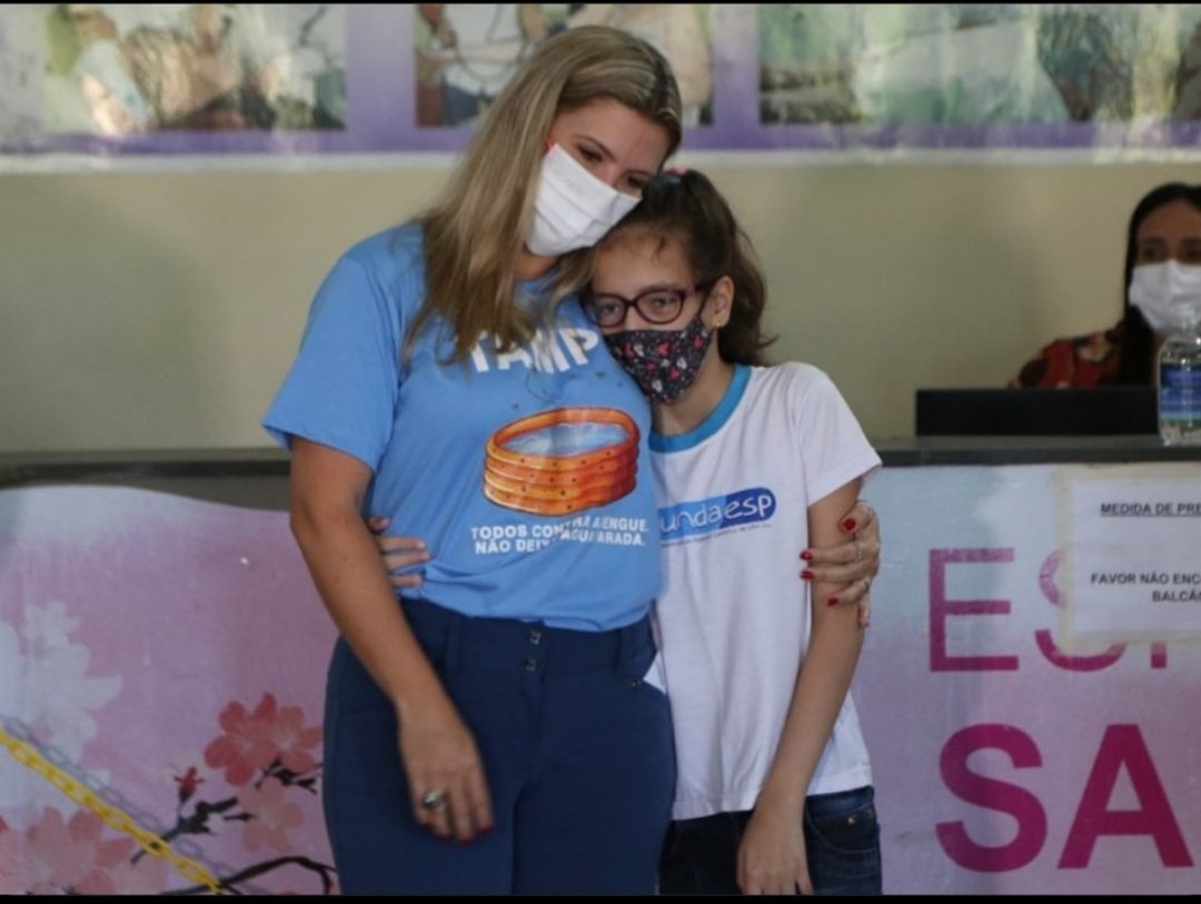 Prefeita Elisa Araújo com Juliely Barbosa Gomes - 11 anos, a primeira criança a ser vacinada na campanha de vacinação Kids - contra Covid 19
