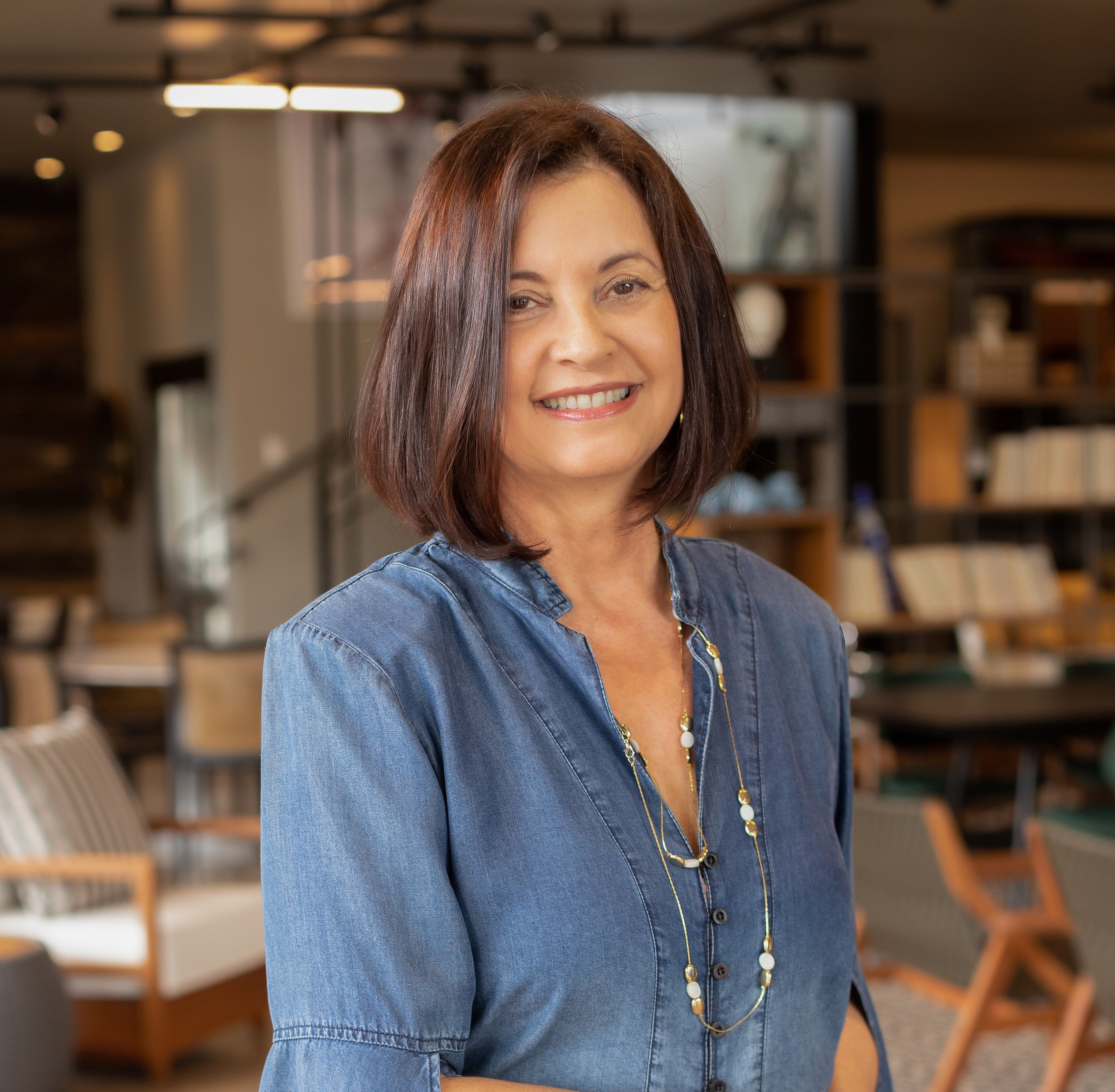 A empresária Tina Peixoto, à frente da Jomig – Uberaba, homenageada no especial Mulheres Empreendedoras da 24ª edição da revista Mulheres, compartilhando sua bem sucedida jornada no ramo do comercio atacadista.  