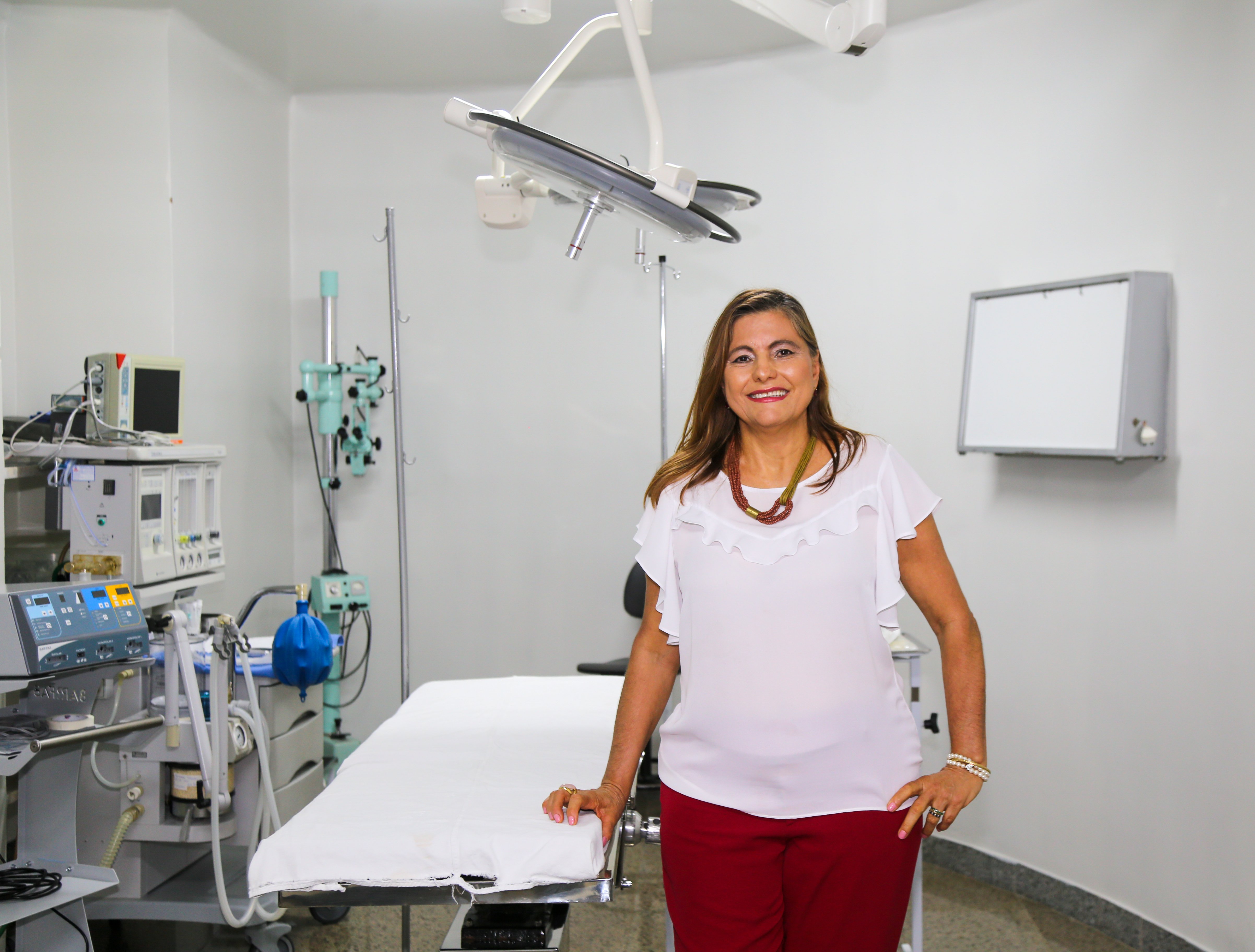 Presidente Maria Aparecida posa na UTI equipada para sediar cirurgias de baixa e média complexidade