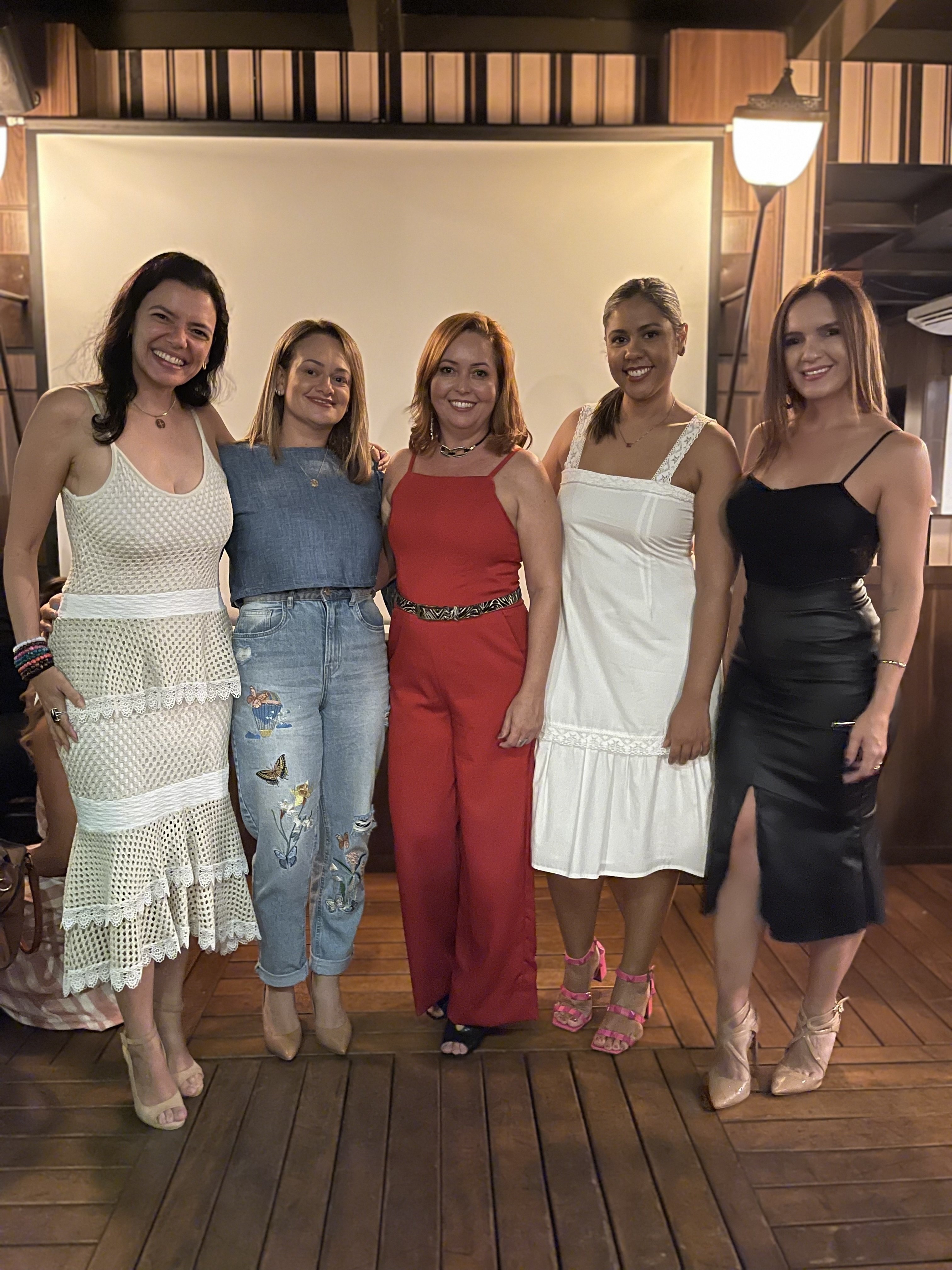 Fabiolla Barros, Thais Mileny, Luciana, Mariana Tavares e Nathalia Soares, terça-feira (22), no Sampaio Gastronomia. 
