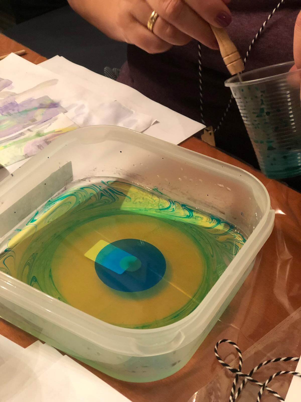 צבע על נוזל כדי ליצור מרבלינג ציור על מים