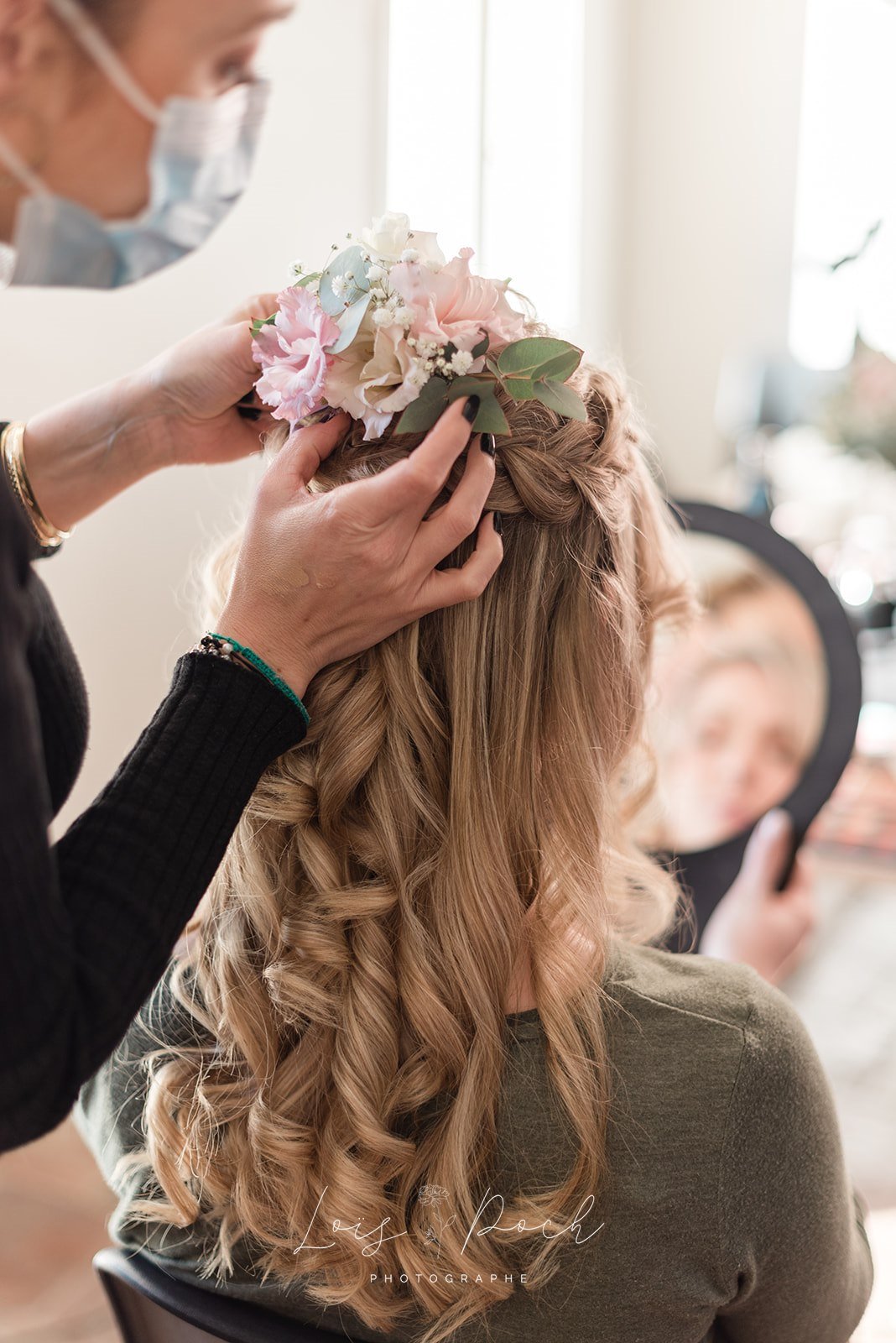 Anais Faure en train de coiffer une mariée à Montpellier