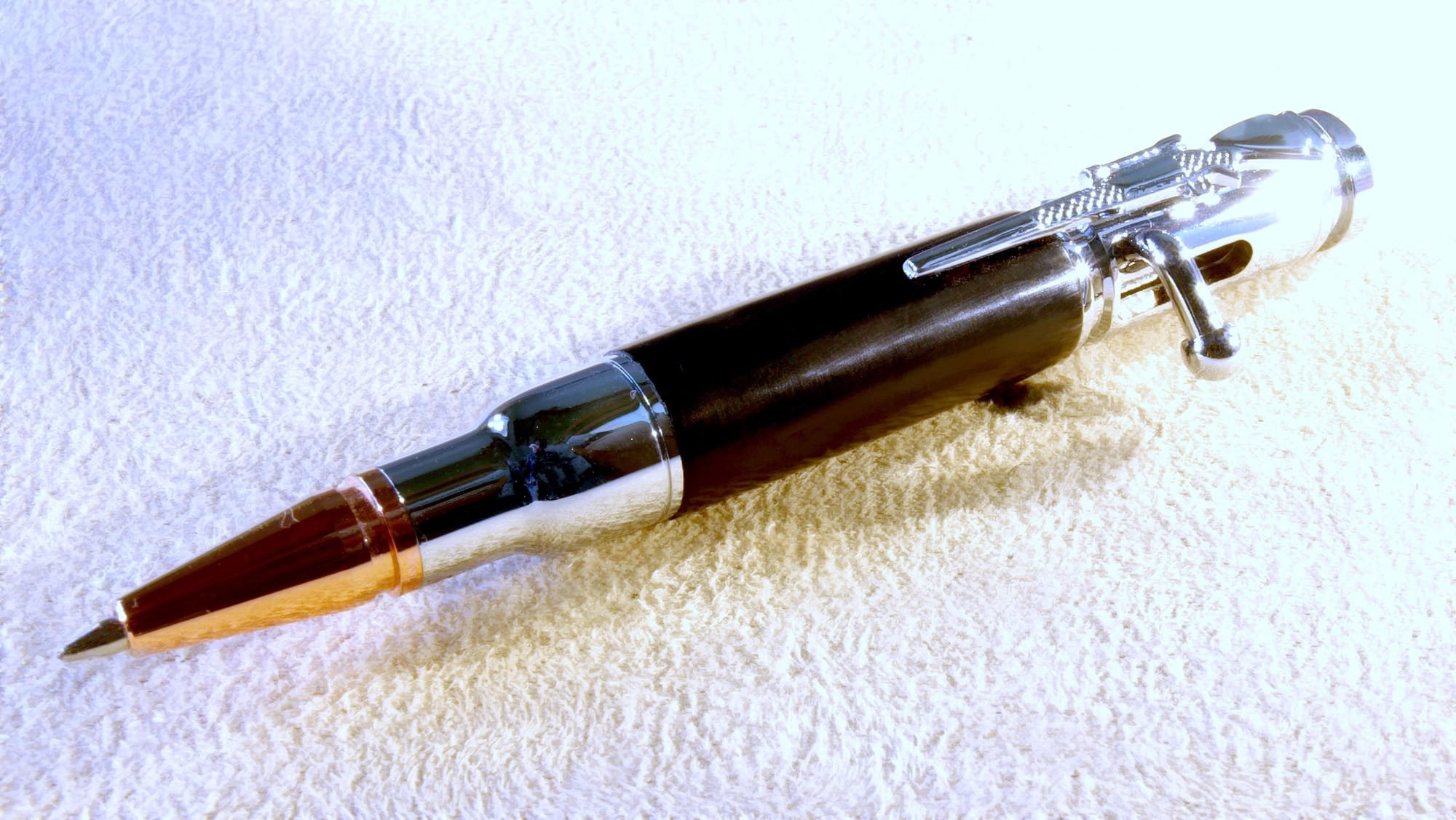 Ein Kugelschreiber in Patronenform ,gefertigt aus Büffelhorn