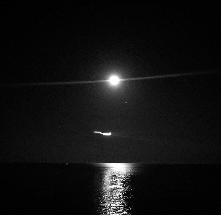 ליקוי ירח מלא ארבעה מאורות קרובים רחוקים - ספינה, מטוס חולף, מאדים ומעל כולם הירח. צולם בחדר מלון, לרנקה קפריסין