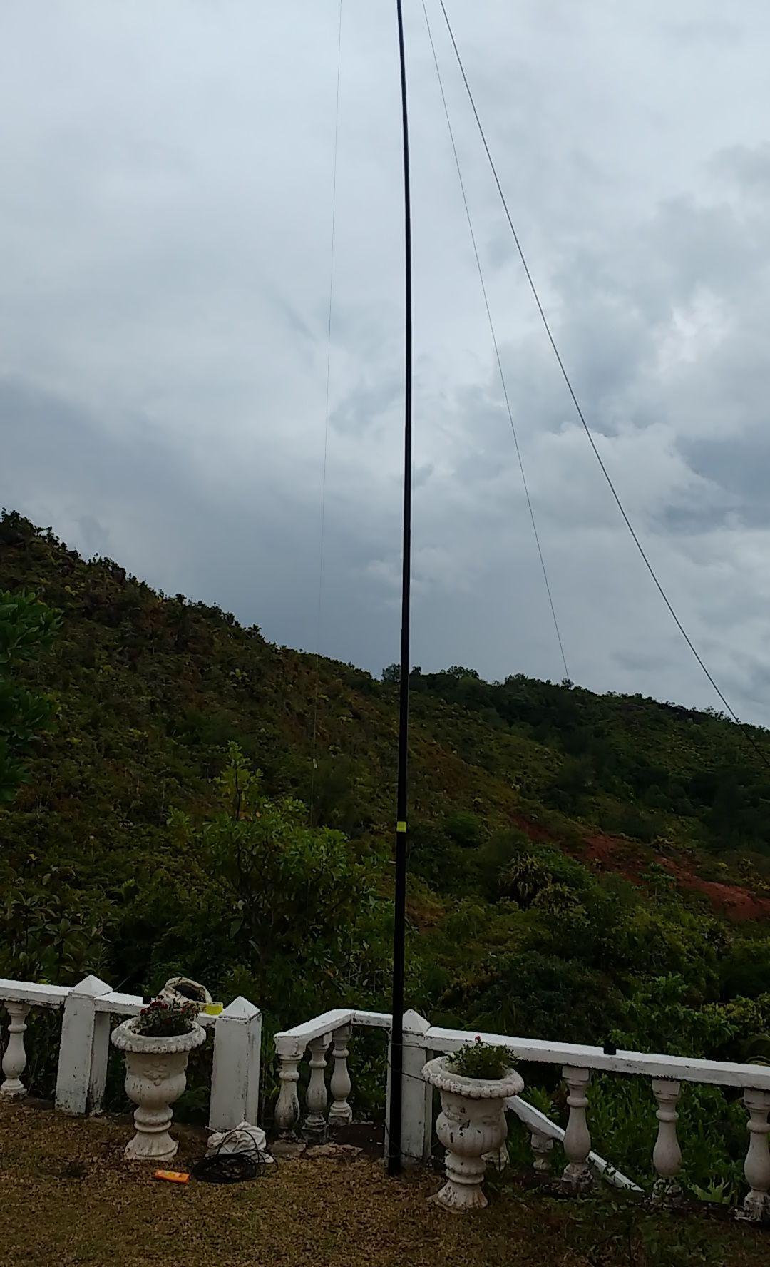 Picture showing his setup in Praslin telescopic mast and OCF antenna covering 80m band