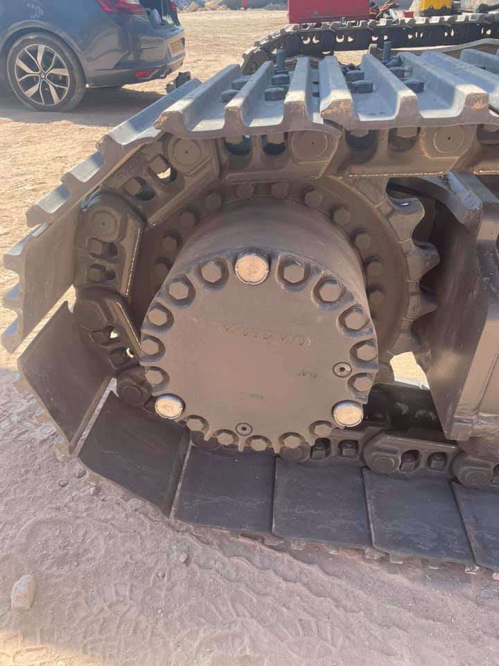 Protection of hydraulic assemblies for excavators