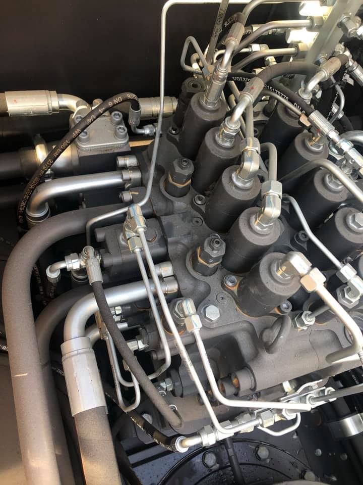 Protection of hydraulic assemblies for excavators