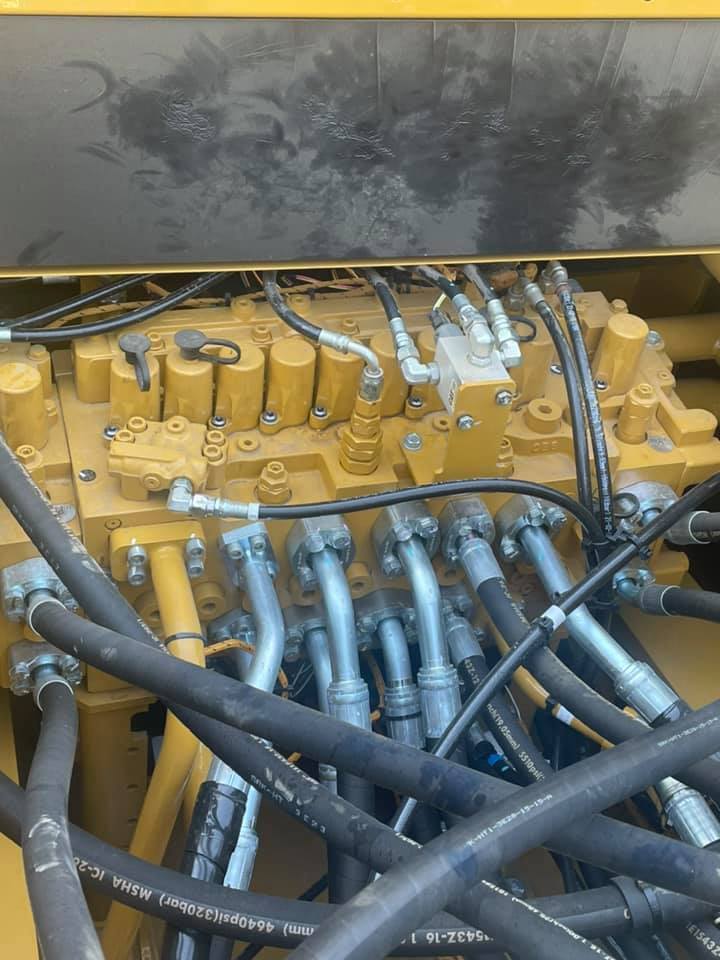 Protection of hydraulic assemblies for excavators