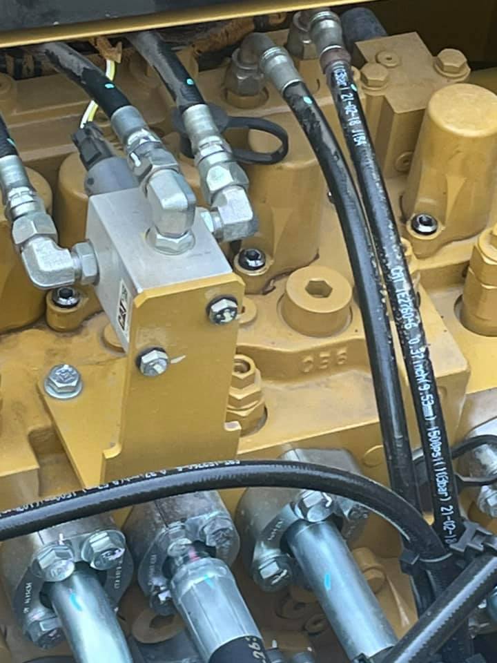 Protection of hydraulic assemblies for excavators