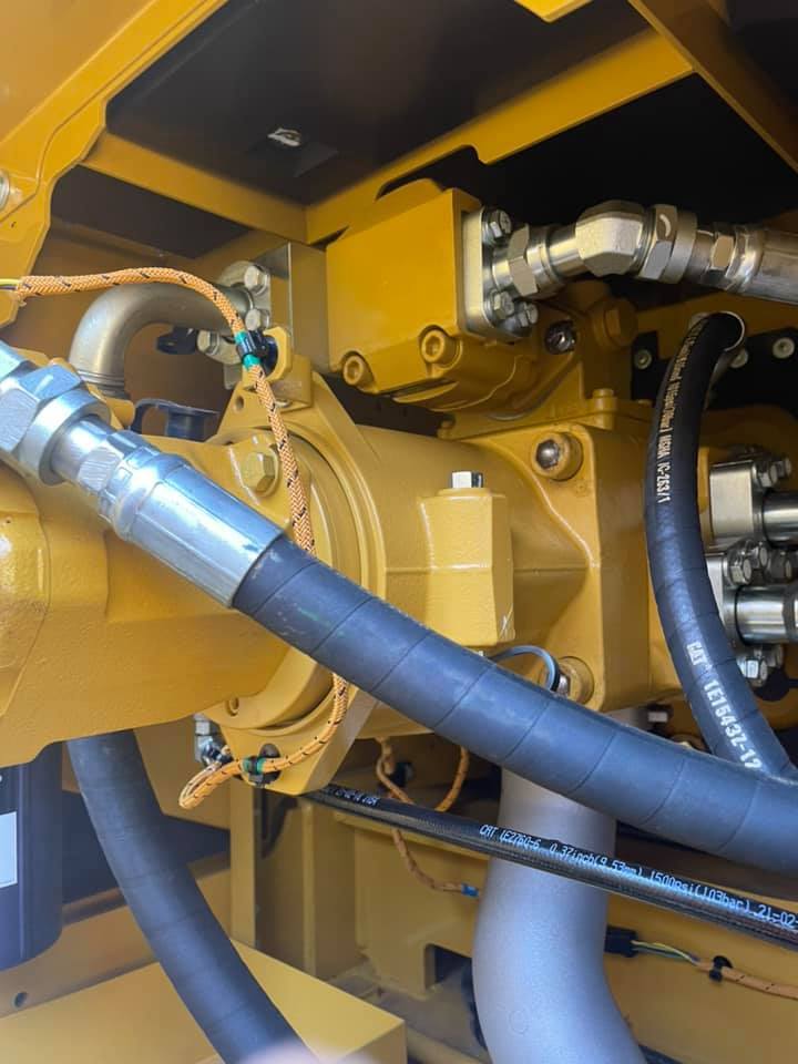 Protection of hydraulic assemblies for excavators