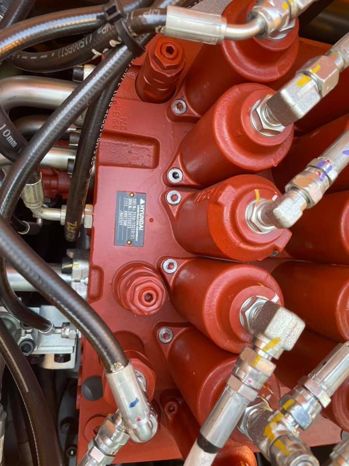 Protection of hydraulic assemblies for excavators