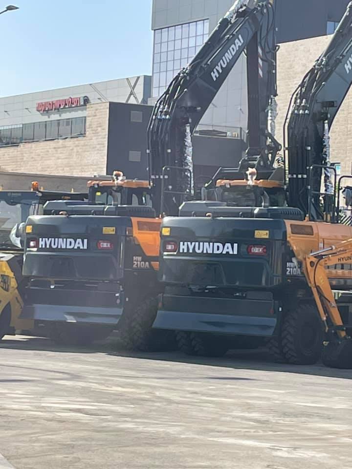 Protection of hydraulic assemblies for excavators