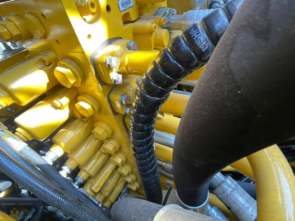 Protection of hydraulic assemblies for excavators