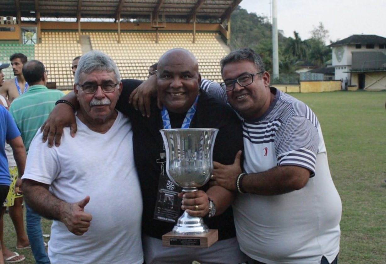 Presidente Rafael Santos e seu pai levantam a Taça da B2 com Marcelo Silveira