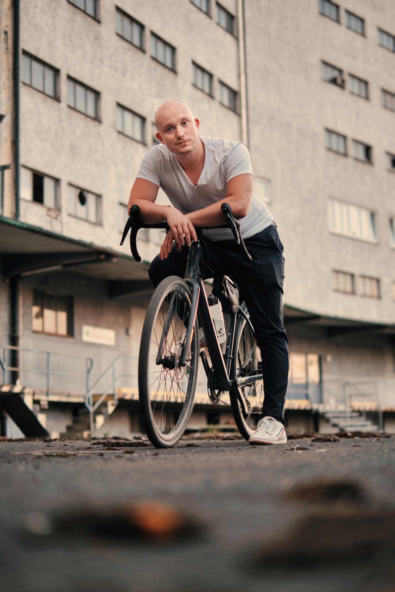 Portrait Mann auf Fahrrad