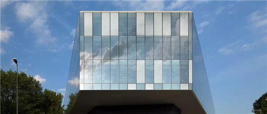 Parallel Horizontal Glass Office 2