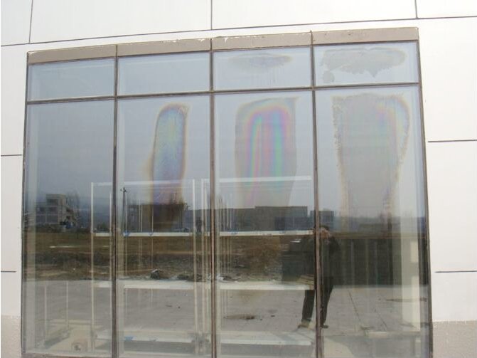 Figure 2 "Iridescent Film" Phenomenon of Insulating Glass