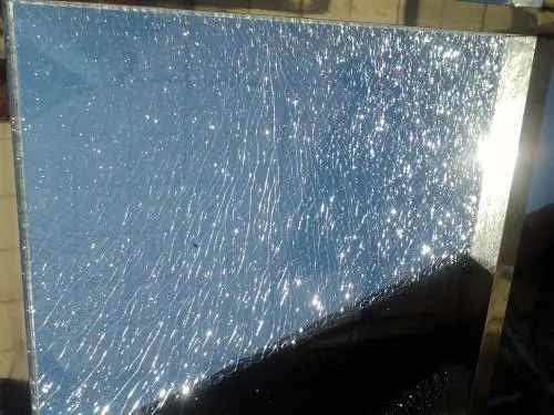 Figure1 The self-explosion problem of tempered glass