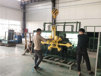 Figure 3 The operation of glass suction crane vacuum lifter 1