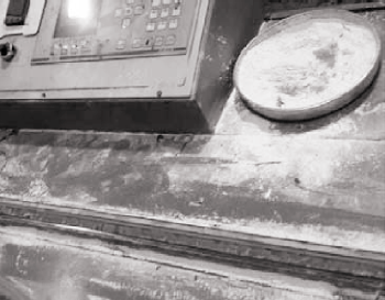 Figure 4 The working site of insulating glass butyl rubber coating machine 1