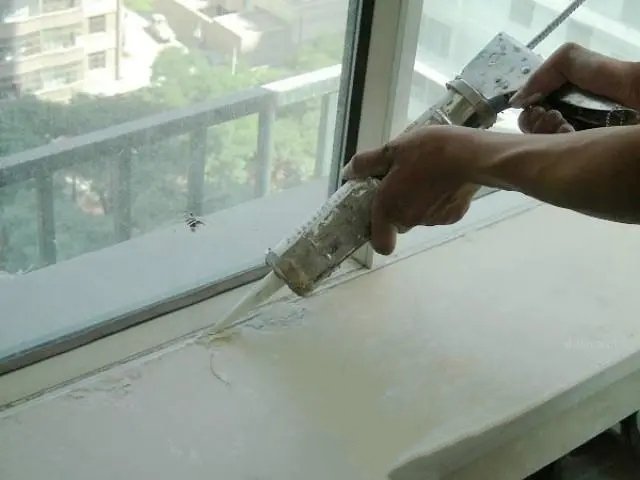 Figure 3 The use of silicone glass glue