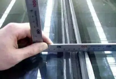 Figure 2 Measure the step difference of insulating glass with right square and feeler gauge 1
