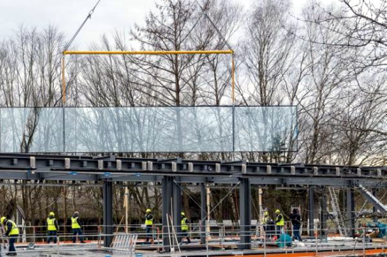 This is a milestone: the huge insulating glass was installed in Langenneufnach using a unique installation technique.