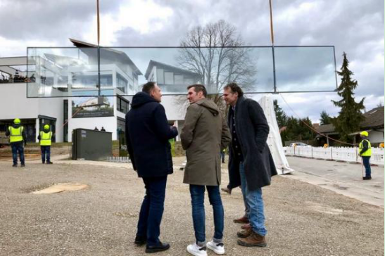 Achieving Big Together: Bernhard Vee (Managing Director of Starkey), Peter Wagner (Managing Director and Co-Owner of Wagner) and Titus Bernhard (Titus Ber Ernhard Achtekten BDA) (left to right) completes the new Wagner Design Lab - the world's largest glass panel.