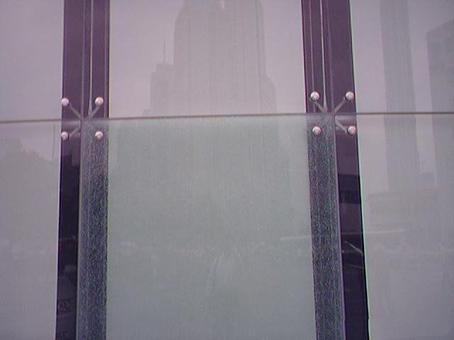 Figure 2 The obvious tempered white fog phenomenon on the surface of tempered glass