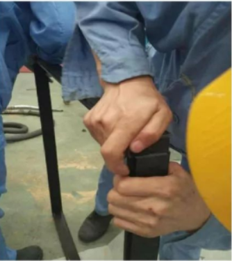 Figure 6 Install the insulating glass aluminum bar frame