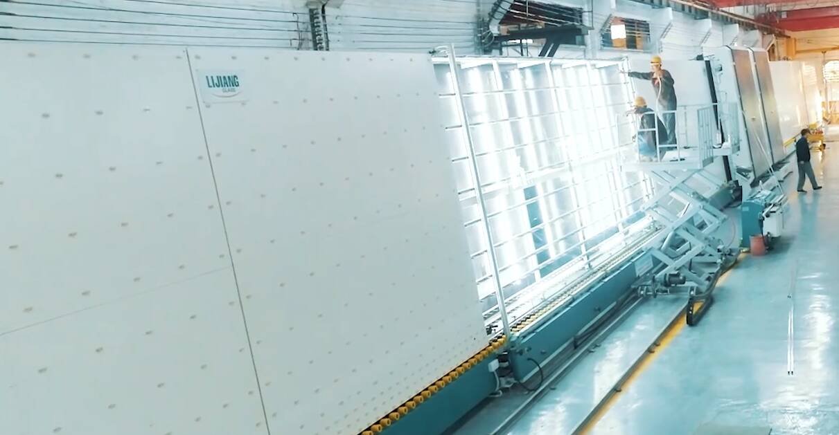 Figure 11 The LIJIANG Glass large-format insulating glass production line 1