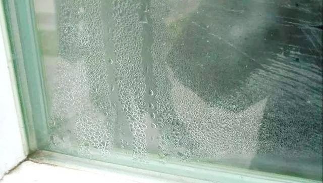 Figure 3 The condensation phenomenon on insulating glass 