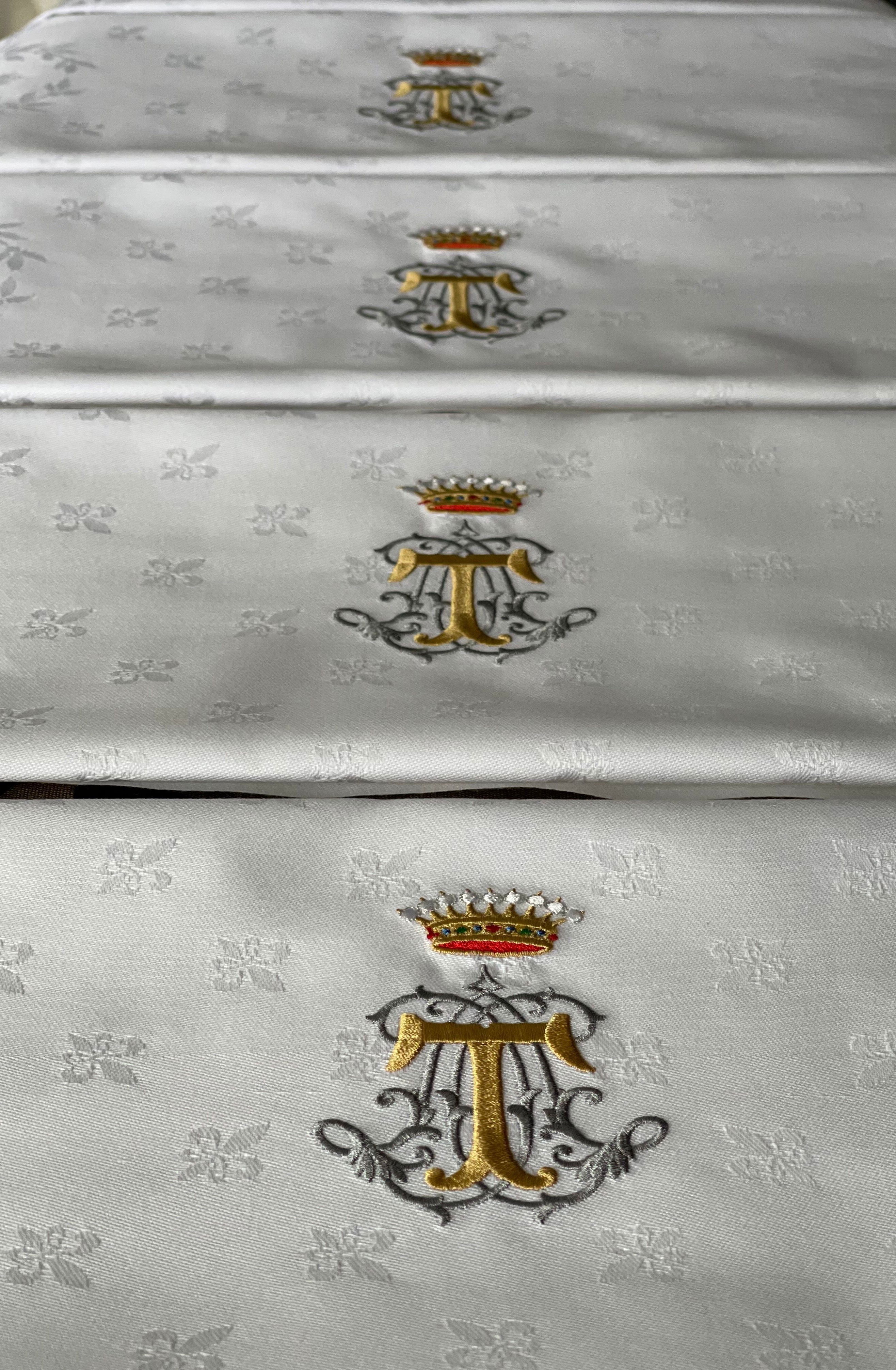 Design antico monogramma sotto la corona