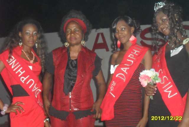 Dr. KADANDJI, direkteur van die Katholieke Universiteitsinstituut van Saint Jerome