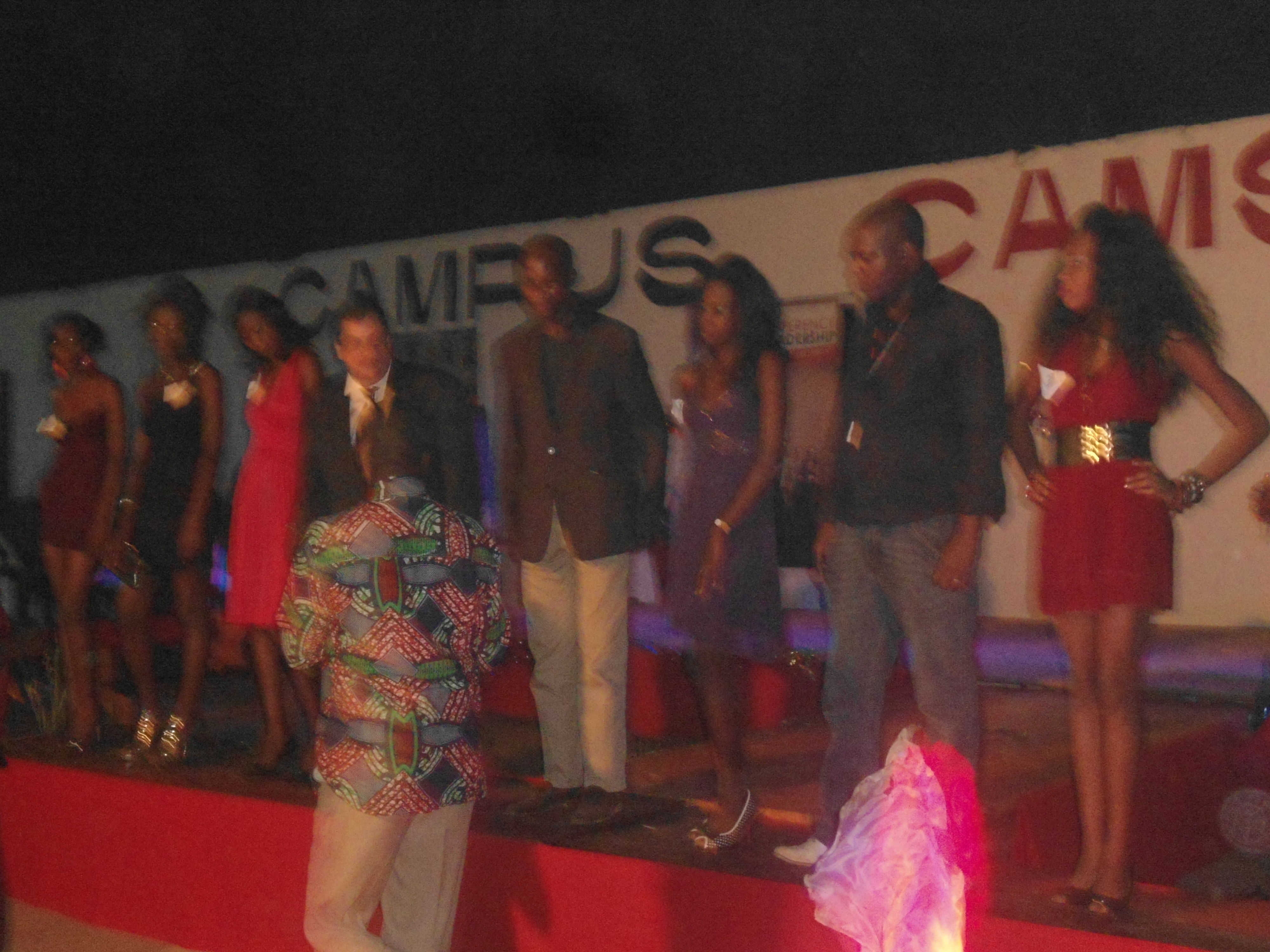 Dr. KADANDJI, direkteur van die Katholieke Universiteitsinstituut van Saint Jerome