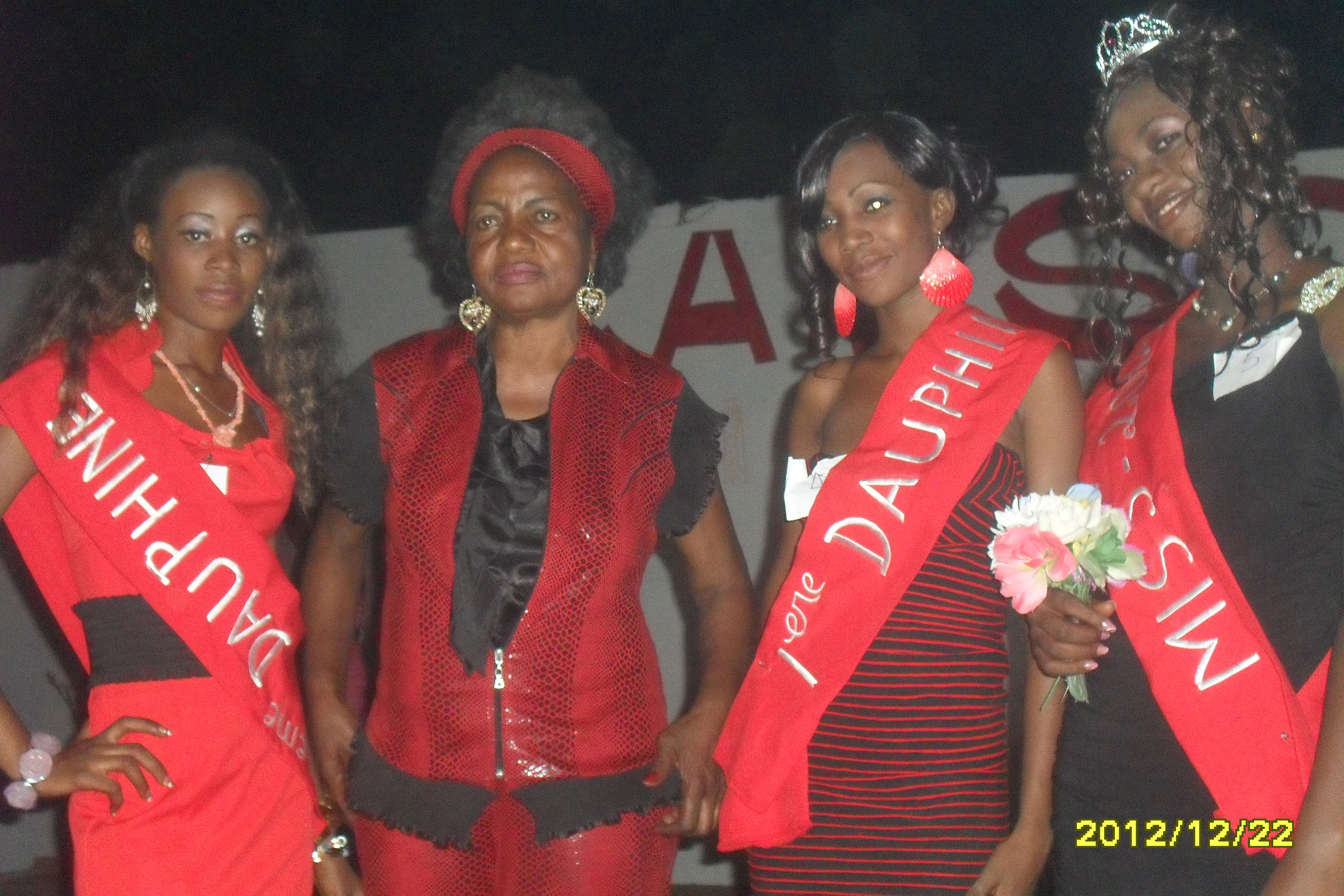 Dr. KADANDJI, direkteur van die Katholieke Universiteitsinstituut van Saint Jerome