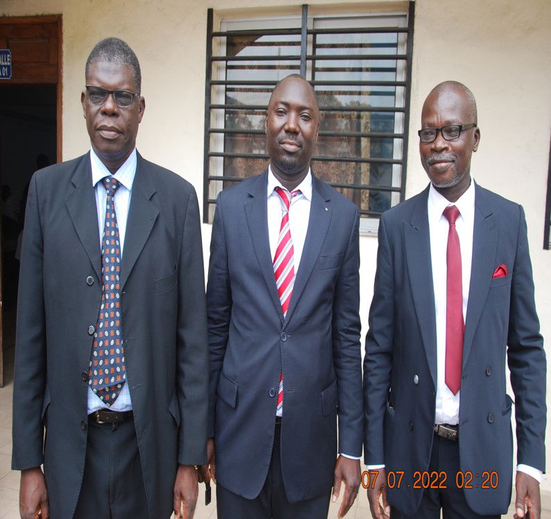 Professor KOULAYOM, President van die jurie saam met Doktor André KADANDJI, Direkteur van die IUSJD Besigheidskool en Doktor Joseph DJAOWE, Algemene Inspekteur van die IUSJD.