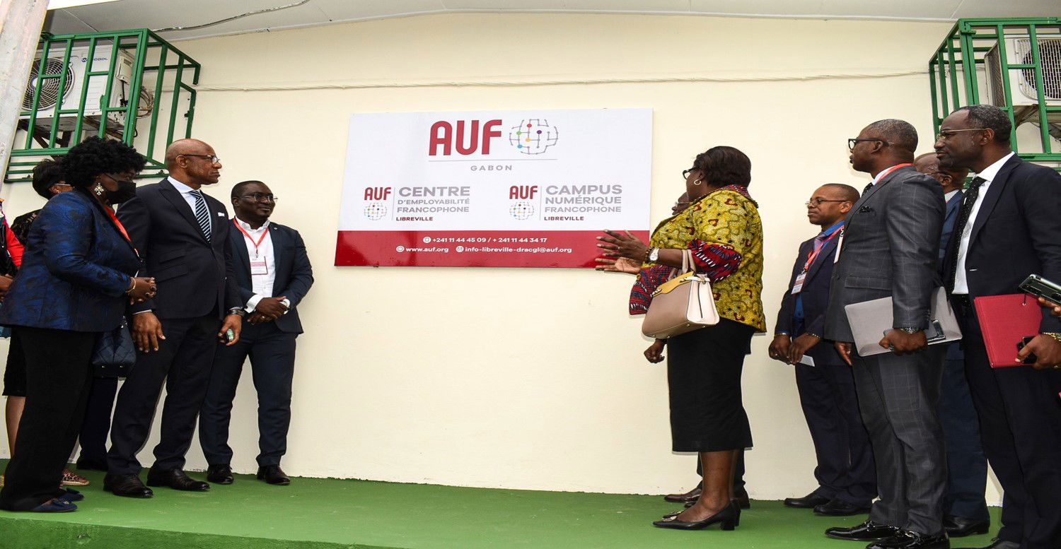 Al die lede van CREES poseer voor die teken opgedra aan die CEF by die Nasionale Kantoor van die AUF van die Universiteit Omar Bongo (Gaboen)