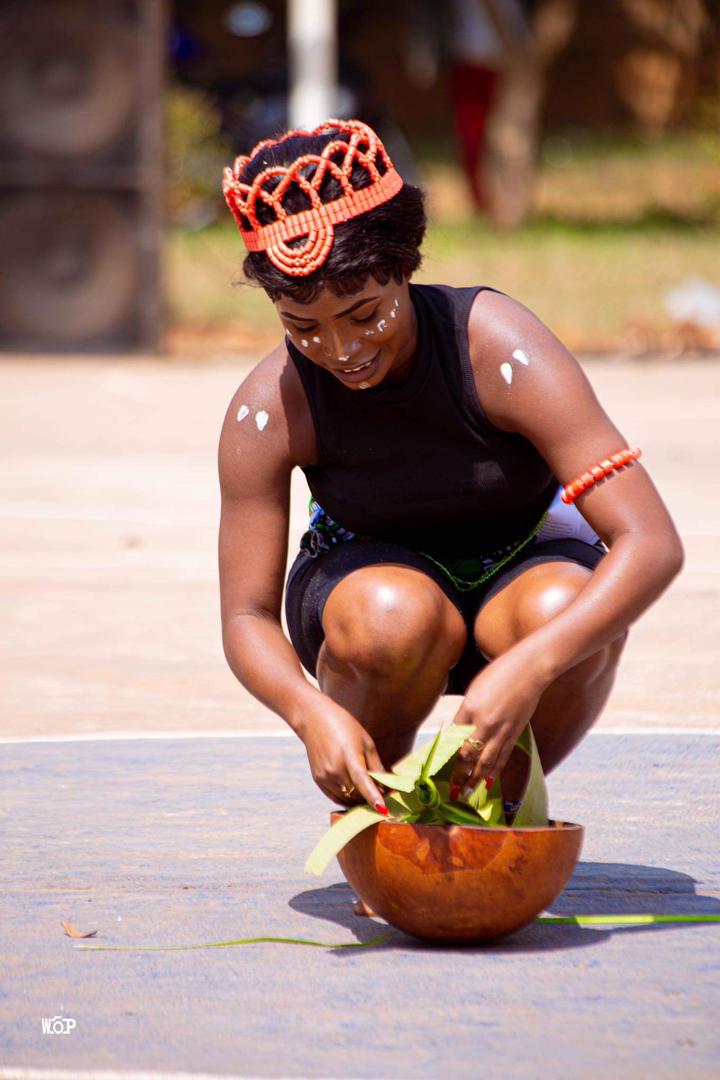 2de PAS: TRADISIONELE DANS - Mej NGOYOS SARAH