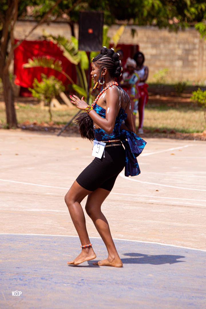 2de PAS: TRADISIONELE DANS - Mej WANZA AVELINE