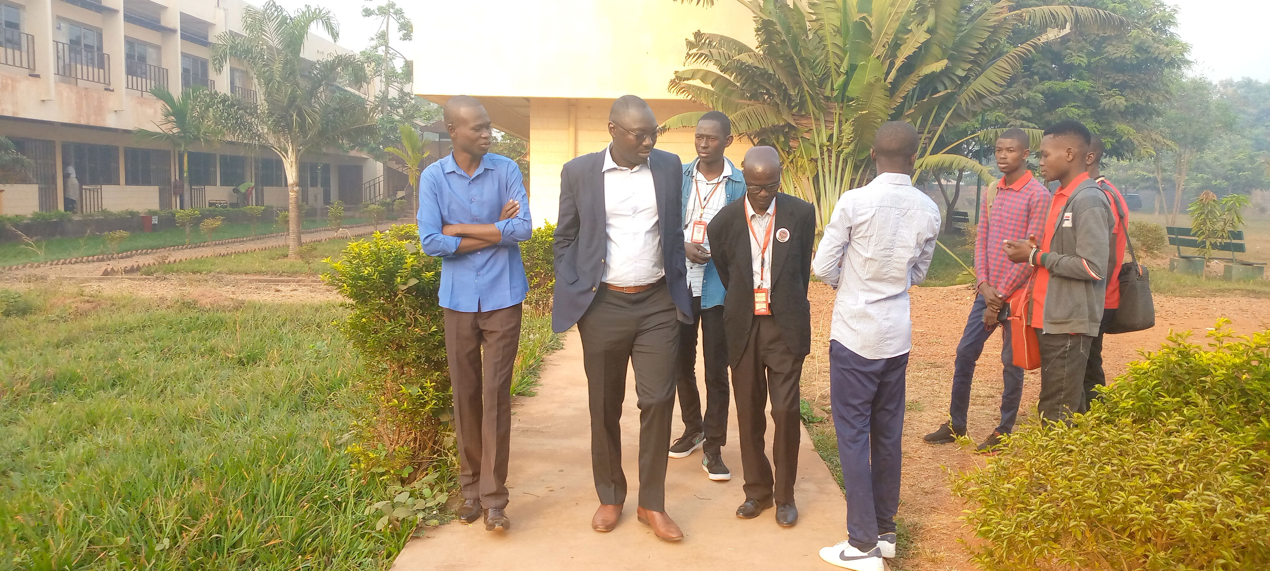 Besoek aan die GUTSCHOOL-perseel