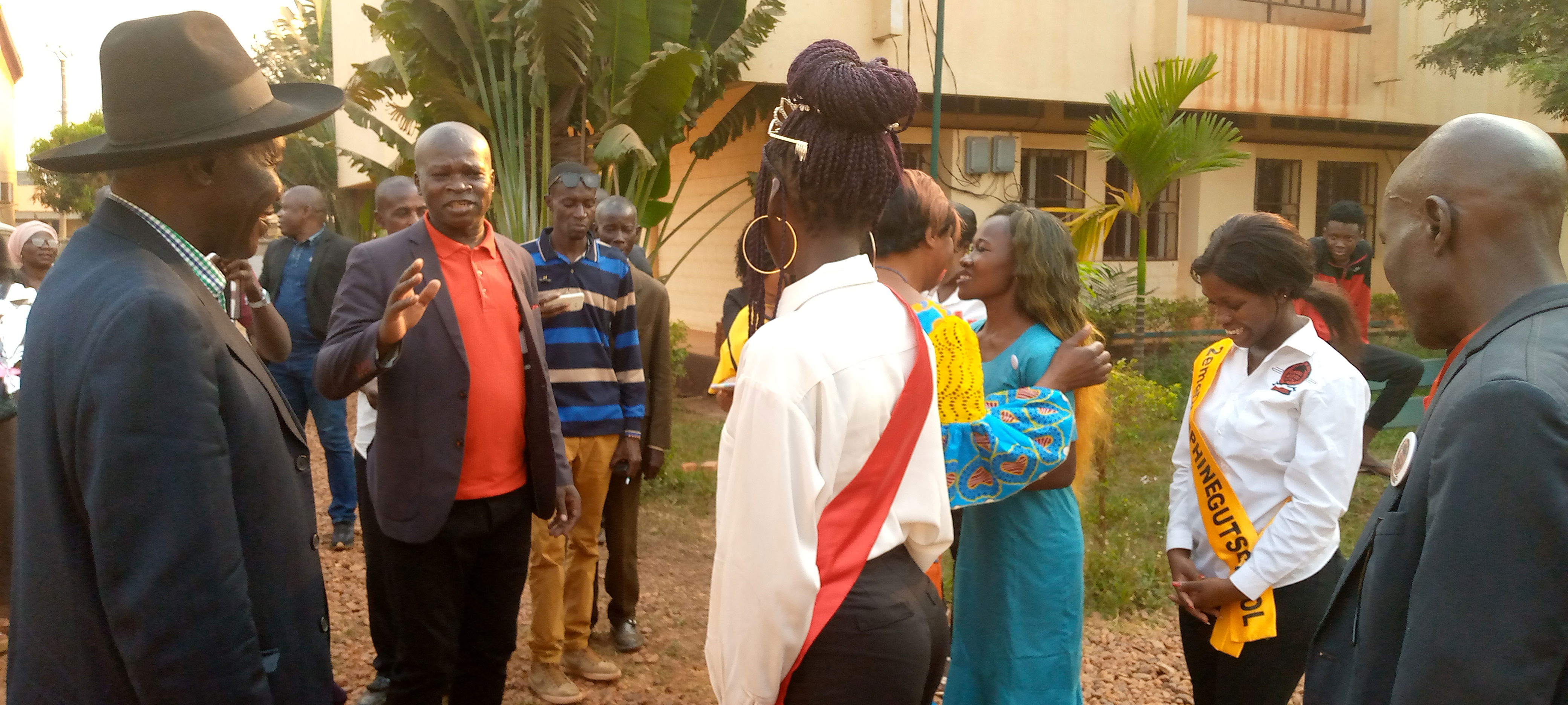 Besoek en aanbieding van die perseel deur die Algemene Administrateur van GUTSCHOOL