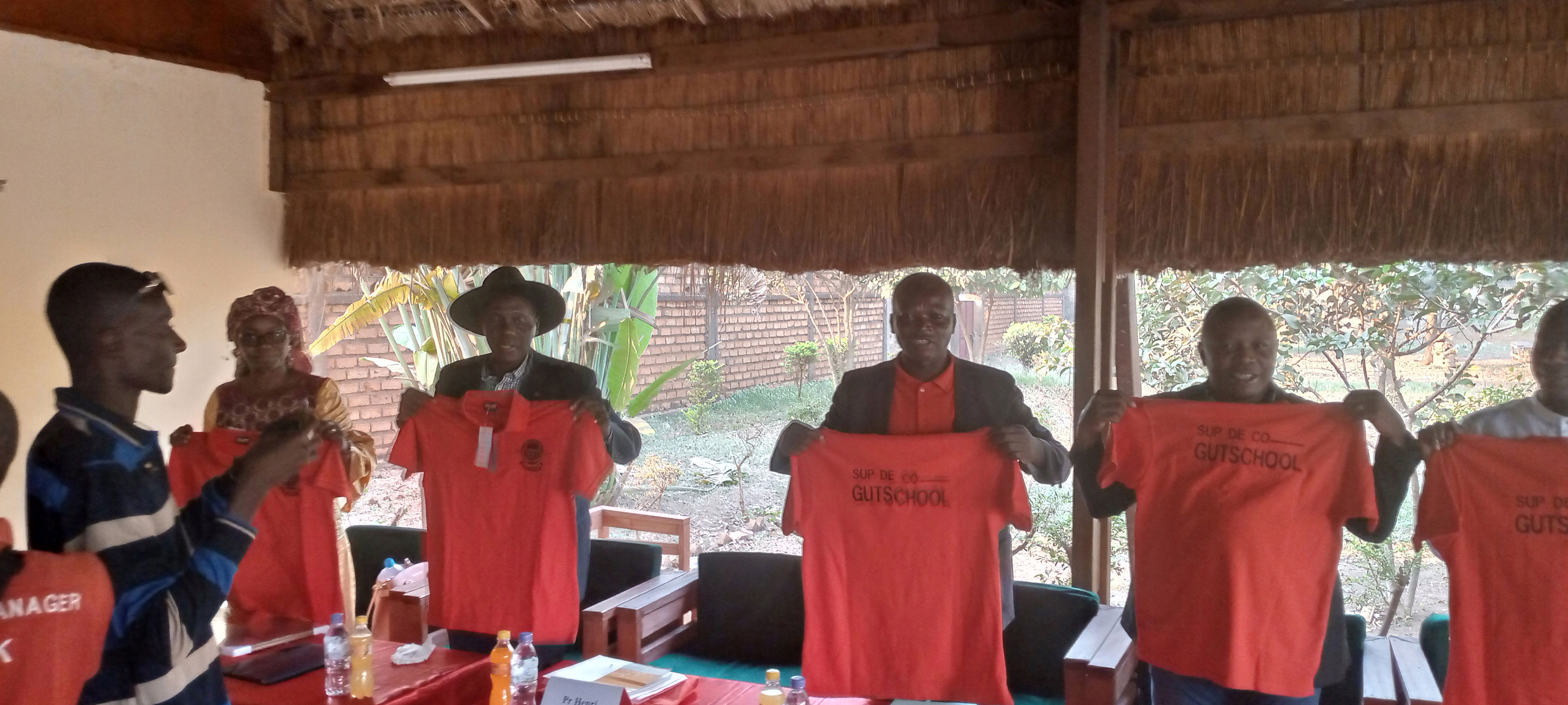 Aanbieding van GUTSCHOOL polo hemde en gesinsfoto