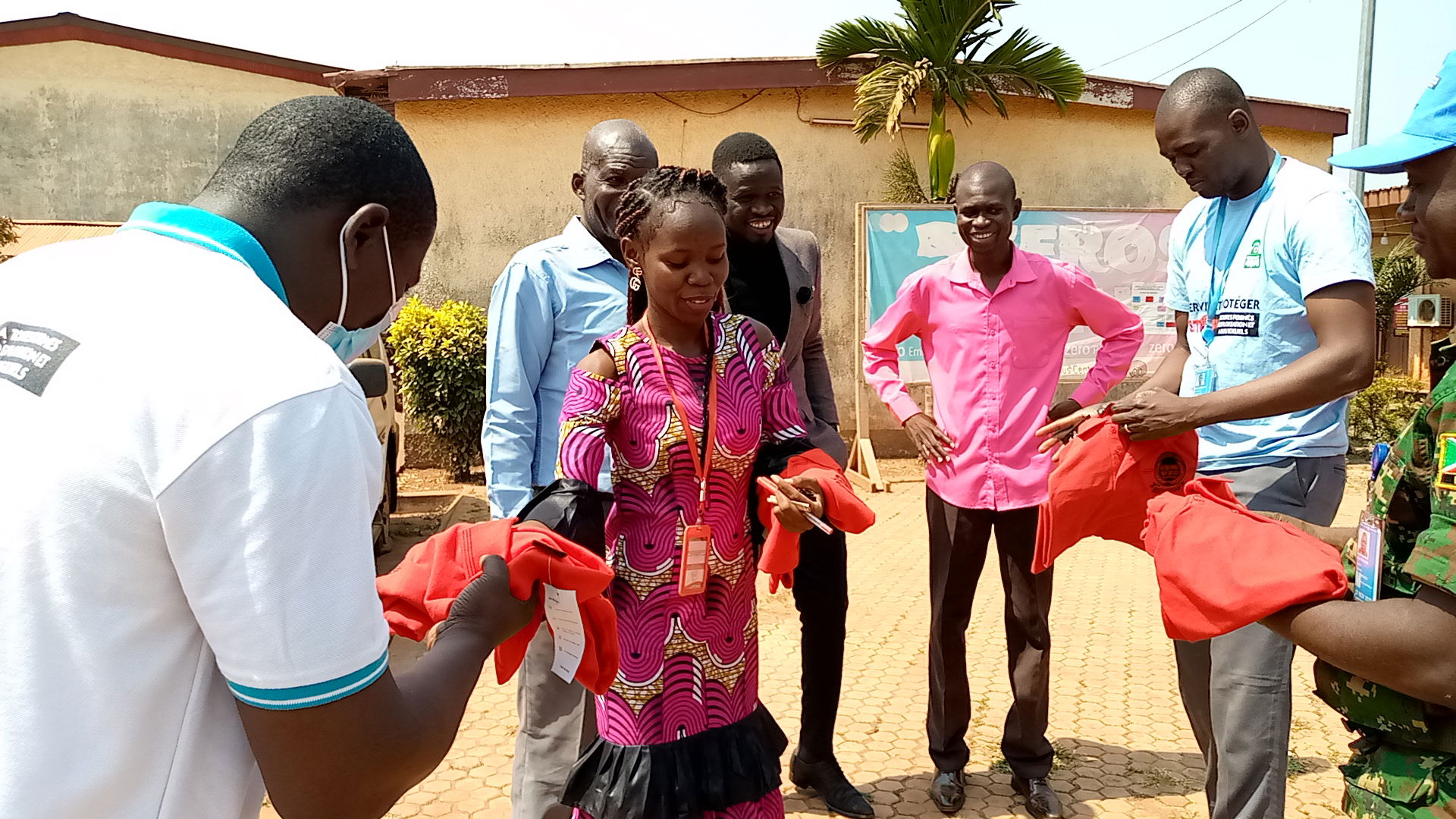 Aanbieding van GUTSCHOOL polo hemde aan die MUNISCA span