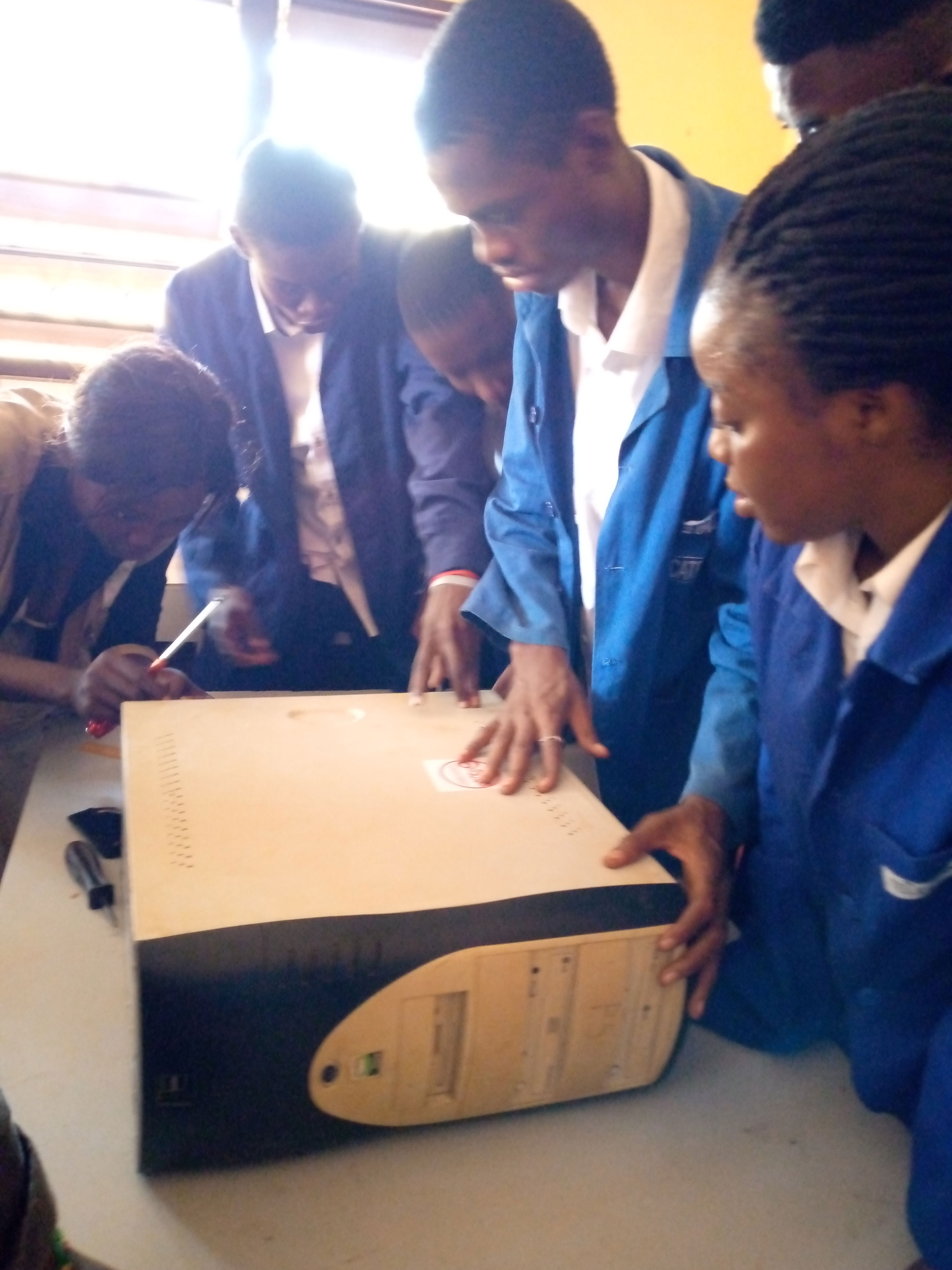 Fase 3 van die werkswinkel: demontage van 'n sentrale eenheid