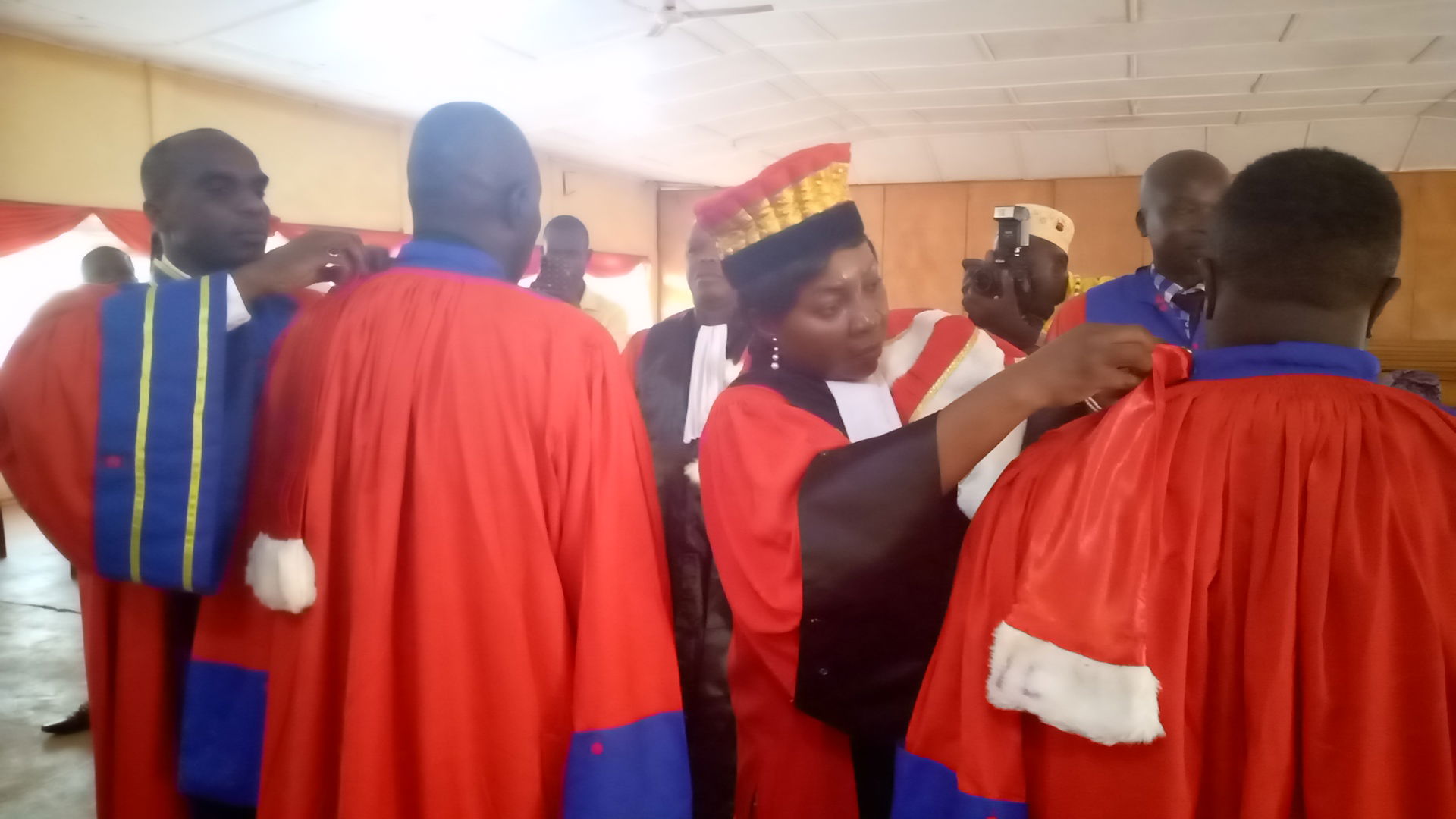 Die dra van togas vir nuwe dokters deur professore